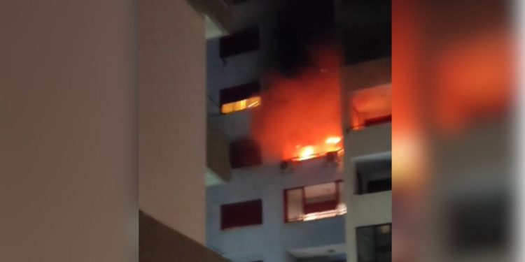Zjarri në një apartament në Durrës, dëmet materiale në banesë nga flakët