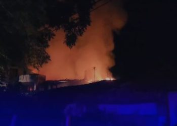 Zjarri përfshin një apartament në Shkodër gjatë natës, nuk ka raporte për dëme në njerëz.