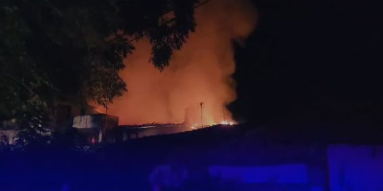 Zjarri përfshin një apartament në Shkodër gjatë natës, nuk ka raporte për dëme në njerëz.