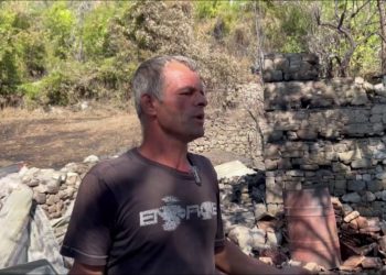 Zjarri shkatërron shtëpinë/ Një familje me pesë çopera në Maliq mbetet pa strehë, krijefamiljari: Më la edhe bashkëshortja.