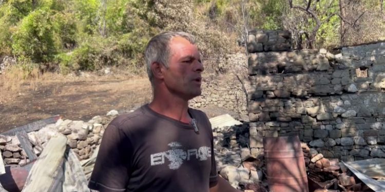 Zjarri shkatërron shtëpinë/ Një familje me pesë çopera në Maliq mbetet pa strehë, krijefamiljari: Më la edhe bashkëshortja.