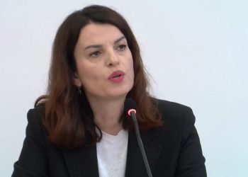 Zv.ministri u shkarkua pas pirjes së duhanit brenda në lokal; ministrja Koçiu e quan këtë një shkelje të pajustifikuar të ligjit.