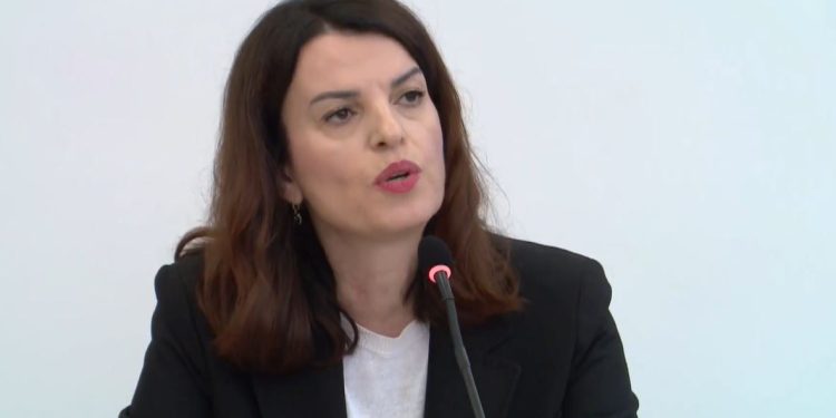 Zv.ministri u shkarkua pas pirjes së duhanit brenda në lokal; ministrja Koçiu e quan këtë një shkelje të pajustifikuar të ligjit.