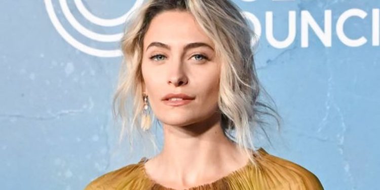 “‘Nuk jam fare e përfshirë’: Vajza e Michael Jacksonit shpreh kritika ndaj filmit biografik për babanë e saj, duke theksuar se ka shumë zbukurime dhe gënjeshtra.”