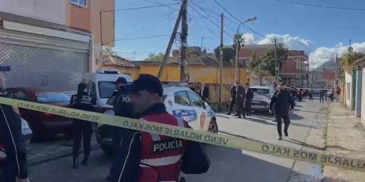 12:04
EMRI/ Shpërthim me tritol në Shkodër, dëmtime të automjetit dhe drejtuesi i plagosur  
Një shpërthim me lëndë plasëse është konfirmuar në qytetin e Shkodrës, duke goditur një automjet të parkuar.