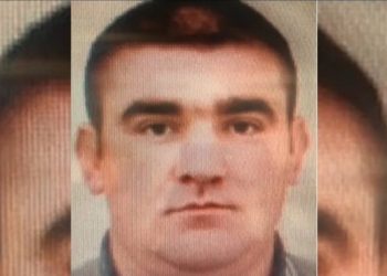 Rishkruaj këtë titull me fjalë të tjera, duke përdorur gjuhën origjinale të tekstit. Shkruaj me një stil gazetaresk të mesëm, pra të qartë, neutral dhe të kuptueshëm për publikun e gjerë. Mos e përktheni dhe mos shtoni mendime apo komente personale — thjesht ndryshoje formulimin duke ruajtur kuptimin kryesor: Vrasje dhe tjetërsim pronash/ Operacioni i SPAK, zbulohet biseda mes “Rrumit” dhe vëllait të tij: Po i treguam…