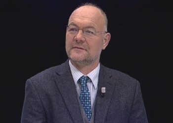 Rishkruaj këtë titull me fjalë të tjera, duke përdorur gjuhën origjinale të tekstit. Shkruaj me një stil gazetaresk të mesëm, pra të qartë, neutral dhe të kuptueshëm për publikun e gjerë. Mos e përktheni dhe mos shtoni mendime apo komente personale — thjesht ndryshoje formulimin duke ruajtur kuptimin kryesor: “Hap historik”, Auron Tare reagon pas nismës së UNESCO-s: Koha për një Muze Virtual të Trashëgimisë Kulturore të Vjedhur edhe në Shqipëri