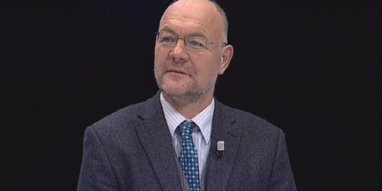 Rishkruaj këtë titull me fjalë të tjera, duke përdorur gjuhën origjinale të tekstit. Shkruaj me një stil gazetaresk të mesëm, pra të qartë, neutral dhe të kuptueshëm për publikun e gjerë. Mos e përktheni dhe mos shtoni mendime apo komente personale — thjesht ndryshoje formulimin duke ruajtur kuptimin kryesor: “Hap historik”, Auron Tare reagon pas nismës së UNESCO-s: Koha për një Muze Virtual të Trashëgimisë Kulturore të Vjedhur edhe në Shqipëri