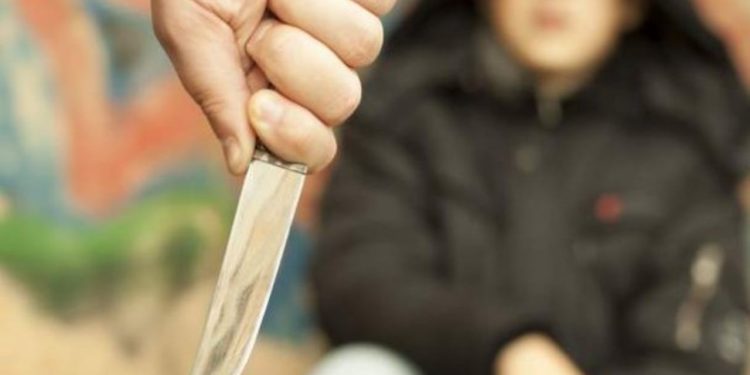 19-vjeçari në Berat procedohet për plagosjen me thikë të një të mituri gjatë një konflikti.