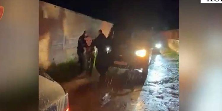 22-vjeçari me rrezikshmëri të lartë shoqërore, arrestohet ndërsa qarkullonte i armatosur në automjet.