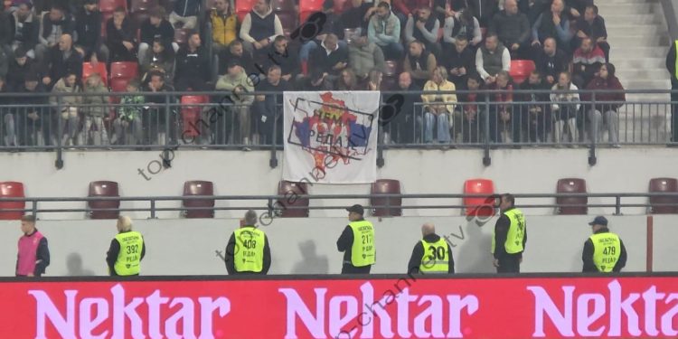 22:05

Foto-Lajm/ Bandërollë “Kosova është Serbi” shfaqet në stadium, pa asnjë reagim nga policia