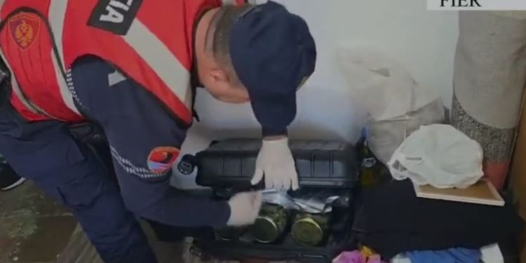 31-vjeçari në Fier arrestohet për transportimin e kanabisit të fshehur në valixhe