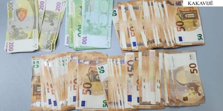 31-vjeçari në Kakavijë përballet me procedim për tentativën e nxjerrjes jashtë vendit të mbi 13 mijë eurove pa deklarim.