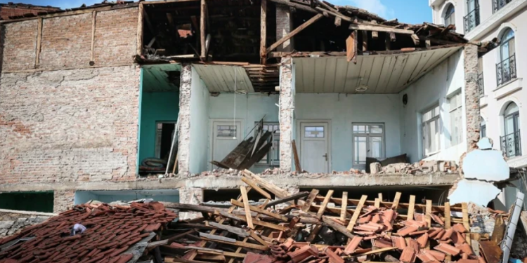 330 aftershocks dhe 26 persona të plagosur pas tërmetit me magnitudë 6.1 në Turqi