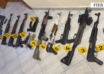 38-vjeçari që akuzohet për shndërrimin e banesës në bazë armësh mbetet në burg.