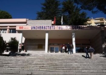 400 studentë të rinj regjistrohen në Gjirokastër; disa degë studimi rrezikojnë mbylljen për shkak të mungesës së interesit nga studentët.