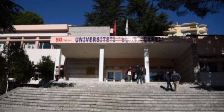 400 studentë të rinj regjistrohen në Gjirokastër; disa degë studimi rrezikojnë mbylljen për shkak të mungesës së interesit nga studentët.