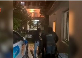 44-vjeçari, i shpallur në kërkim ndërkombëtar nga Gjykata e Gjakovës për kultivim të bimëve narkotike, ndalohet në Tepelenë.