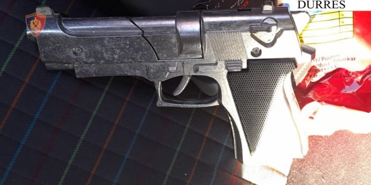 46-vjeçari në Durrës, arrestohet pasi kërcënoi me armë policin e zonës