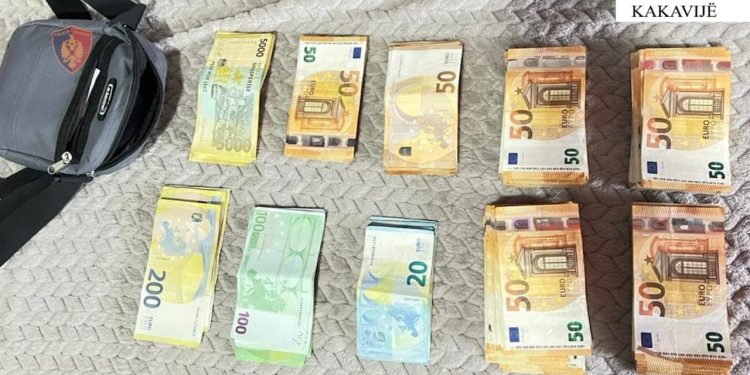 51-vjeçari arrestohet pasi përpiqej të nxirrte mbi 22 mijë euro jashtë vendit pa i deklaruar.