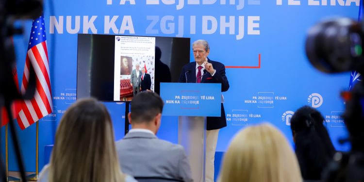 Berisha: Kukulla e Xhorxh Sorosit u tall me presidentin e SHBA duke treguar se është kloun ndërkombëtar! Ky është shërbimi më i keq që mund t’i bëjë shqiptarëve dhe Europës