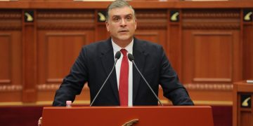 Blushi në Kuvend: Sot arrestohesh dhe mund të humbësh jetën në burg, jo pse je kriminel, por sepse je i varfër. Prokuroria nga akuzatore, është kthyer në inkuizitore duke iu bindur vullnetit politik të Ramës, burg për të pambrojturit