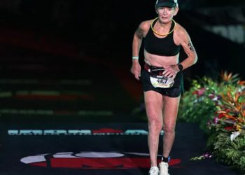 80-vjeçarja që arriti të përfundojë maratonën “Ironman” pa ditur të notonte, tani mban një rekord botëror