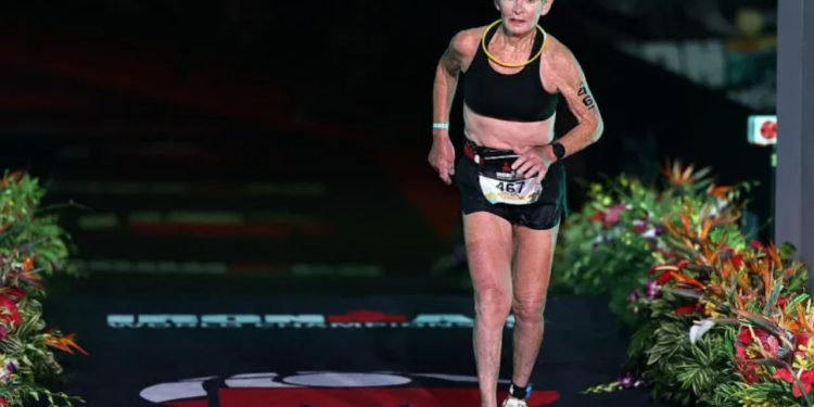 80-vjeçarja që arriti të përfundojë maratonën “Ironman” pa ditur të notonte, tani mban një rekord botëror