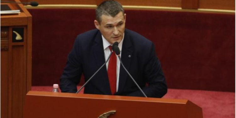 A keni eliminuar 4 familje mafioze dhe 20 grupe kriminale në vend? Kështu përgjigjet Altin Dumani.