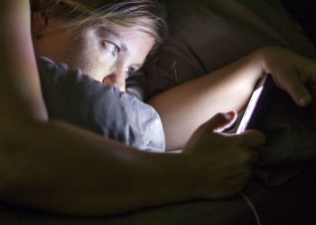 A mund të shkaktojë përdorimi i telefonit në errësirë të plotë humbje të përhereshme të shikimit?