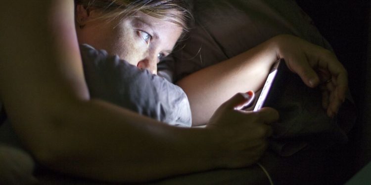 A mund të shkaktojë përdorimi i telefonit në errësirë të plotë humbje të përhereshme të shikimit?