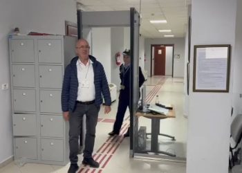 “A nuk më njeh?”/ Punonjësi i sigurisë në Gjykatën e Vlorës dhunohet nga një avokat