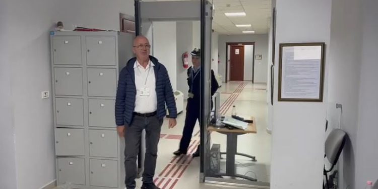 “A nuk më njeh?”/ Punonjësi i sigurisë në Gjykatën e Vlorës dhunohet nga një avokat