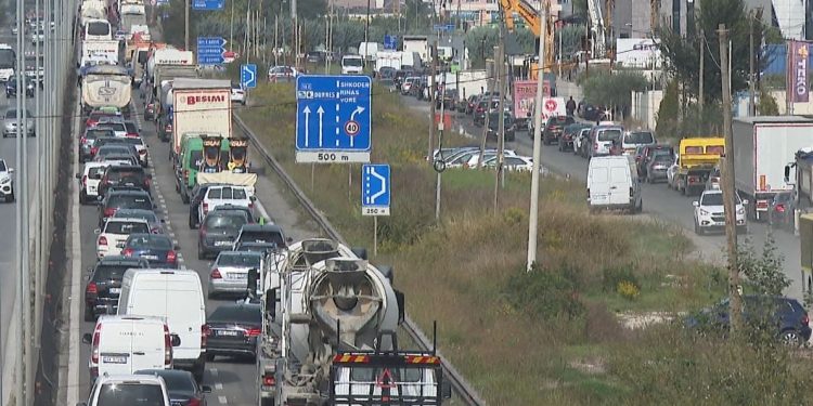 ARRSH njofton një plan të ri për menaxhimin e trafikut në autostradën Tiranë–Durrës, ku do të ketë bllokim natën nga ora 23:00 deri në 06:00.
