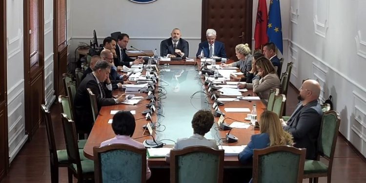 "Administrata organizoi fushatë" / Komisionerja u përgjigjet Bylykbashit lidhur me “Ligjet”: Nuk kemi lejuar emërime gjatë periudhës së fushatës.