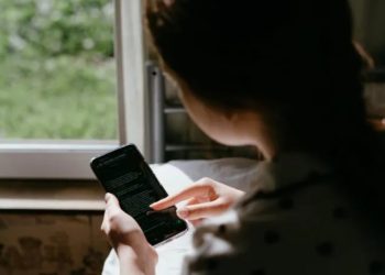 Adoleshentët në Australi bien viktimë e rrjeteve kriminale online dhe detyrohen të angazhohen në akte të dhunshme.