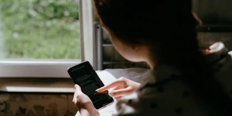 Adoleshentët në Australi bien viktimë e rrjeteve kriminale online dhe detyrohen të angazhohen në akte të dhunshme.