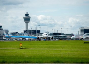 Aeroporti i Amsterdamit pezulloi dhjetëra fluturime për shkak të kushteve të këqija atmosferike.