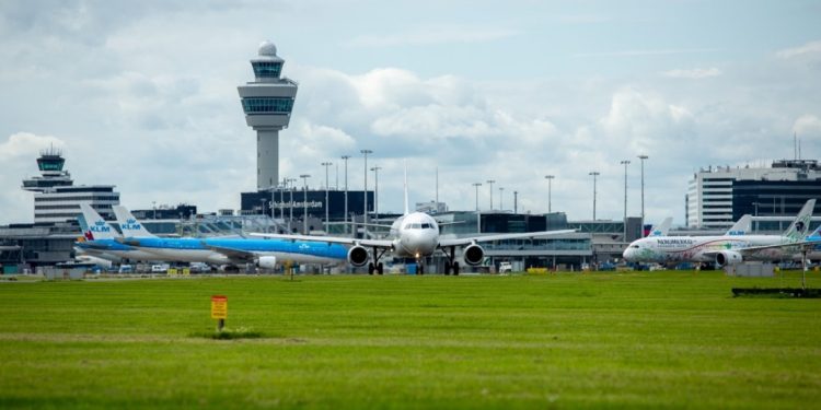 Aeroporti i Amsterdamit pezulloi dhjetëra fluturime për shkak të kushteve të këqija atmosferike.