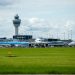 Aeroporti i Amsterdamit pezulloi dhjetëra fluturime për shkak të kushteve të këqija atmosferike.