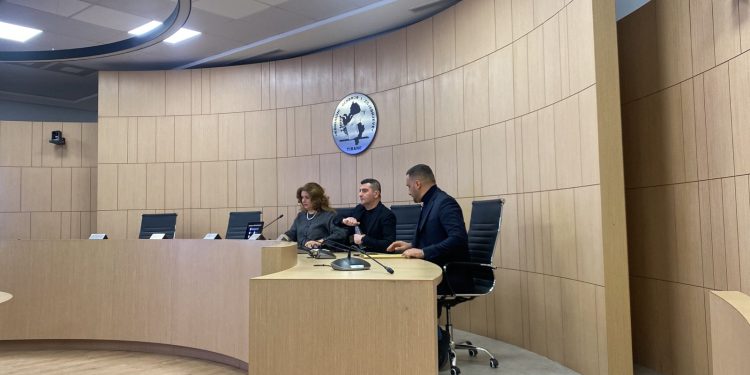 Afatet e zgjedhjeve në pritje: Dështimi i mbledhjes së Komisionit Rregullator, TCH zbardh arsyet e bojkotit nga dy anëtarët e opozitës.