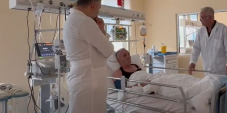Agustin Kola i shtruar në spital prej disa ditësh, familjarët zbulojnë diagnozën e legjendës bardheblu.
