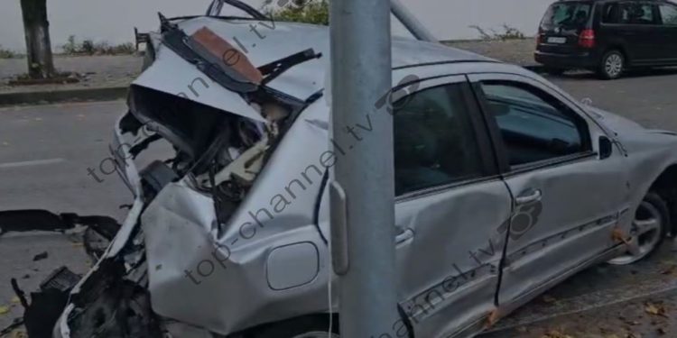 Aksident i madh në Kukës/ Mjeti i dëmtuar gjendet në rrugë, autori është larguar nga vendi i ngjarjes.