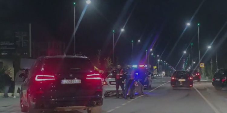 Aksident i rëndë në afërsi të spitalit Memorial në Fier, dy automjete përplasen dhe një prej tyre përfundon në kanal.