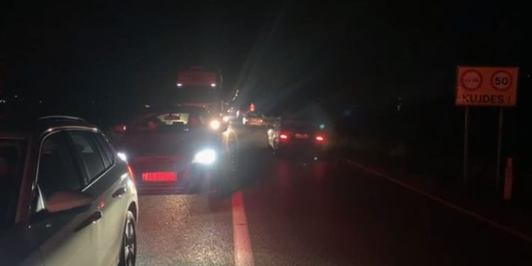 Aksident me tre automjete në rrugën Lezhë-Shkodër, pesë persona të plagosur, përfshirë një fëmijë.