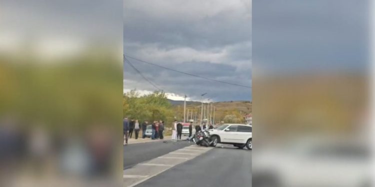 Aksident në Çërravë të Pogradecit, një makinë godet motorin me targa të huaja, çifti i turistëve lëndohet.