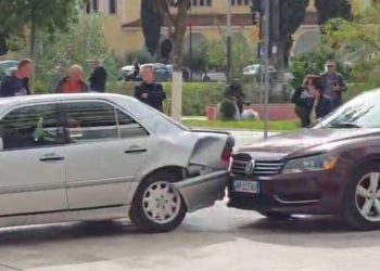 Aksident në Fier: Një këmbësore goditet nga një automjet, e lënduara dërgohet urgjent në spital.