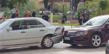 Aksident në Fier: Një këmbësore goditet nga një automjet, e lënduara dërgohet urgjent në spital.