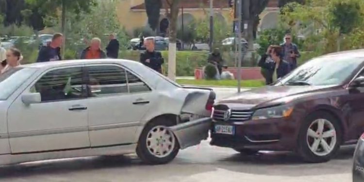 Aksident në Fier: Një këmbësore goditet nga një automjet, e lënduara dërgohet urgjent në spital.