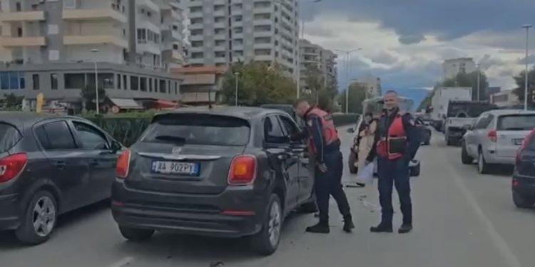 Aksident në Vlorë: dy makina bien në përplasje